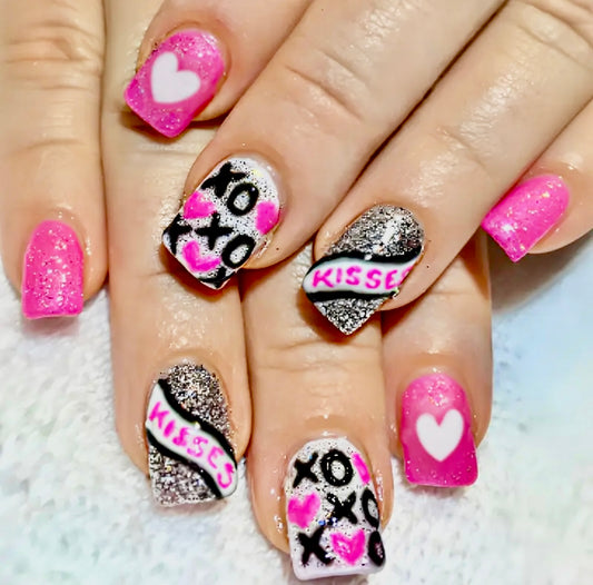 Kisses Valentine’s Day Short Press On Nails